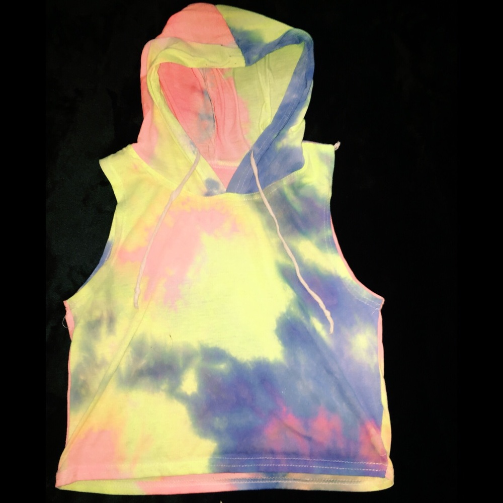 Tie-dye Tank top with a hood.